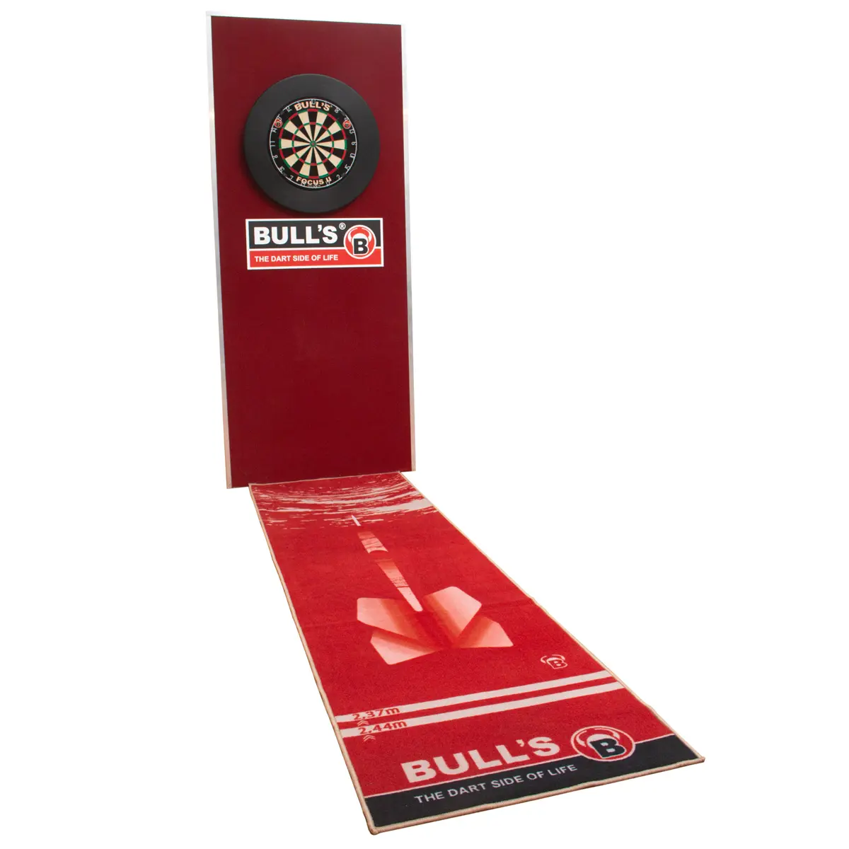 Dart-Setup mit Bull’s Dartteppich 180 in Rot und Dartscheibe an der Wand