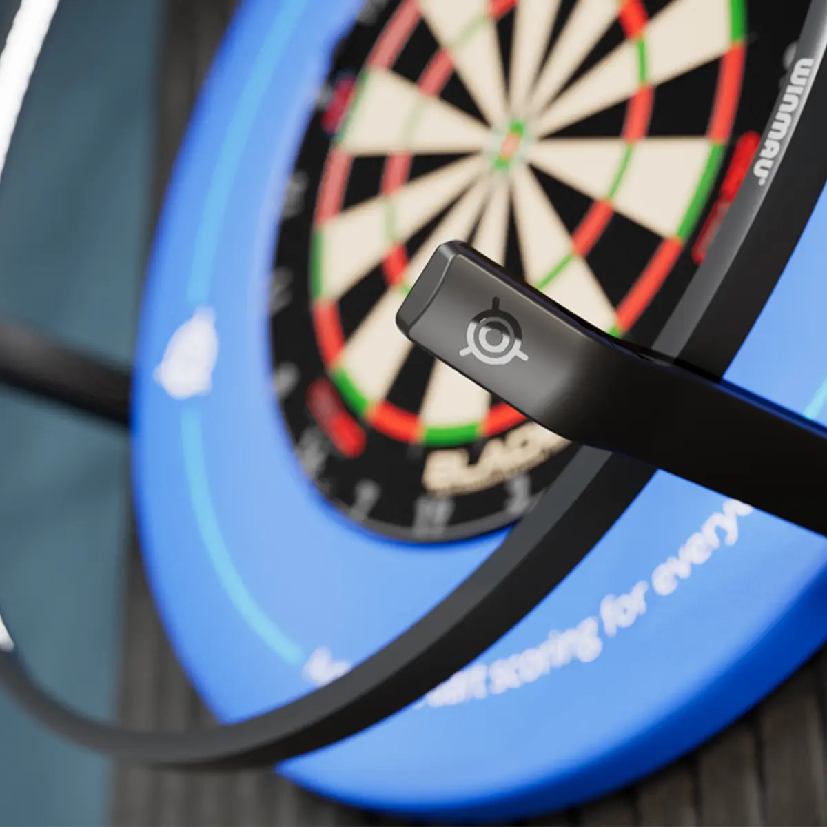 Detailaufnahme eines Autodarts Vantage Kameraarms am Steeldartboard