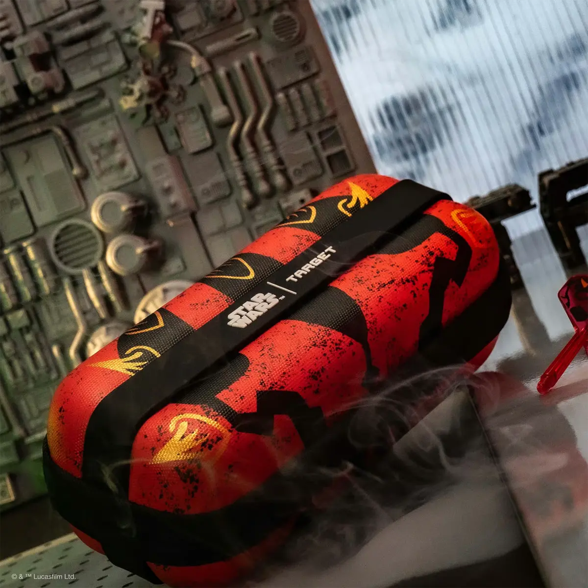 Target Star Wars Darttasche im Darth Maul Design in einer atmosphärischen Sci-Fi Kulisse mit Rauch.