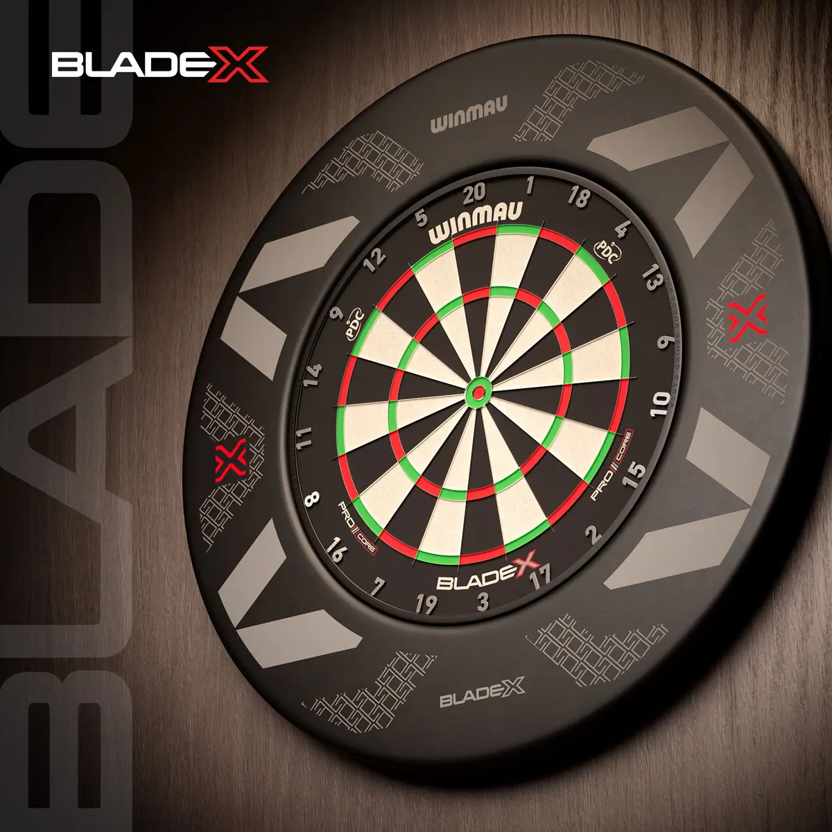 Winmau Blade X Surround in Schwarz, montiert an einem Winmau Steeldartboard im professionellen Setup
