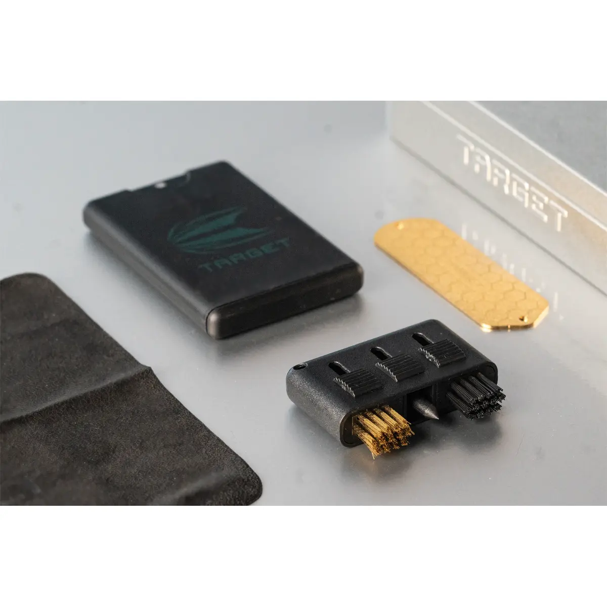 Target Dart Servicing Kit mit Bürstenmodul, Schärfer, Metallplatte und Reinigungstuch in Nahaufnahme