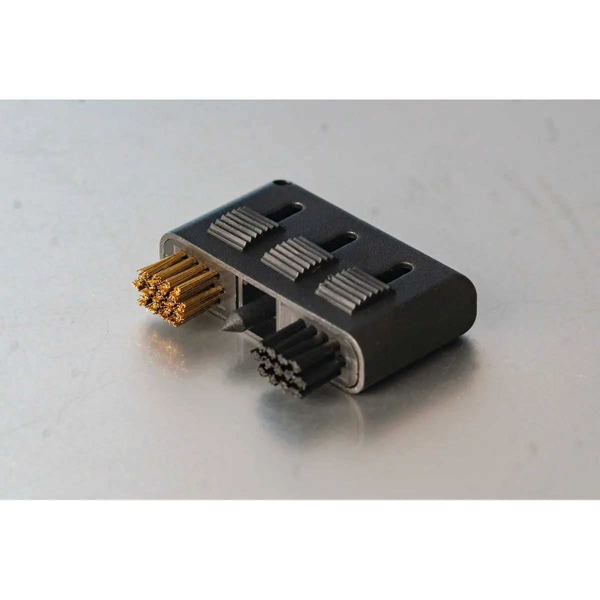 Target Dart Servicing Kit Bürstenmodul mit Polypropylen- und Kupferborsten in Nahaufnahme