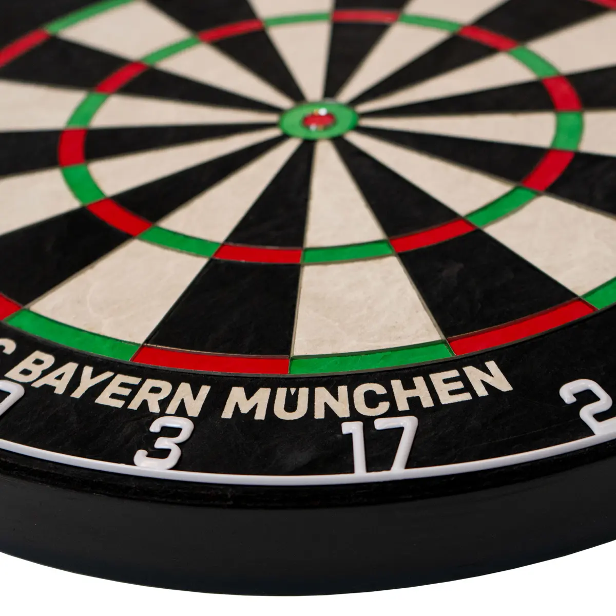 Detailaufnahme des dünnen Drahtsystems ohne Klammern am Bull’s FC Bayern München Bristle Dartboard zur Reduzierung von Abprallern