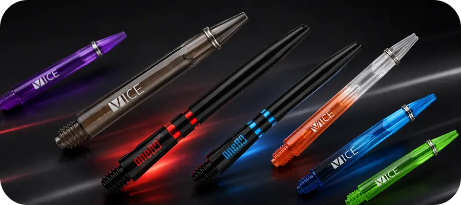 One80 und Vice Dart Shafts in Schwarz, Rot, Blau, Grün, Orange, Smoke und Lila auf modernem dunklem Hintergrund