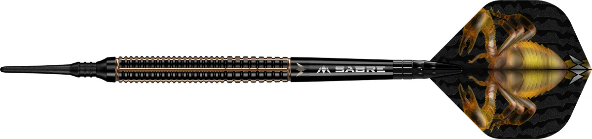 Mission Scorpion Softdart mit 90 % Tungsten Barrel in Seitenansicht mit schwarzer Beschichtung und goldenen Highlights