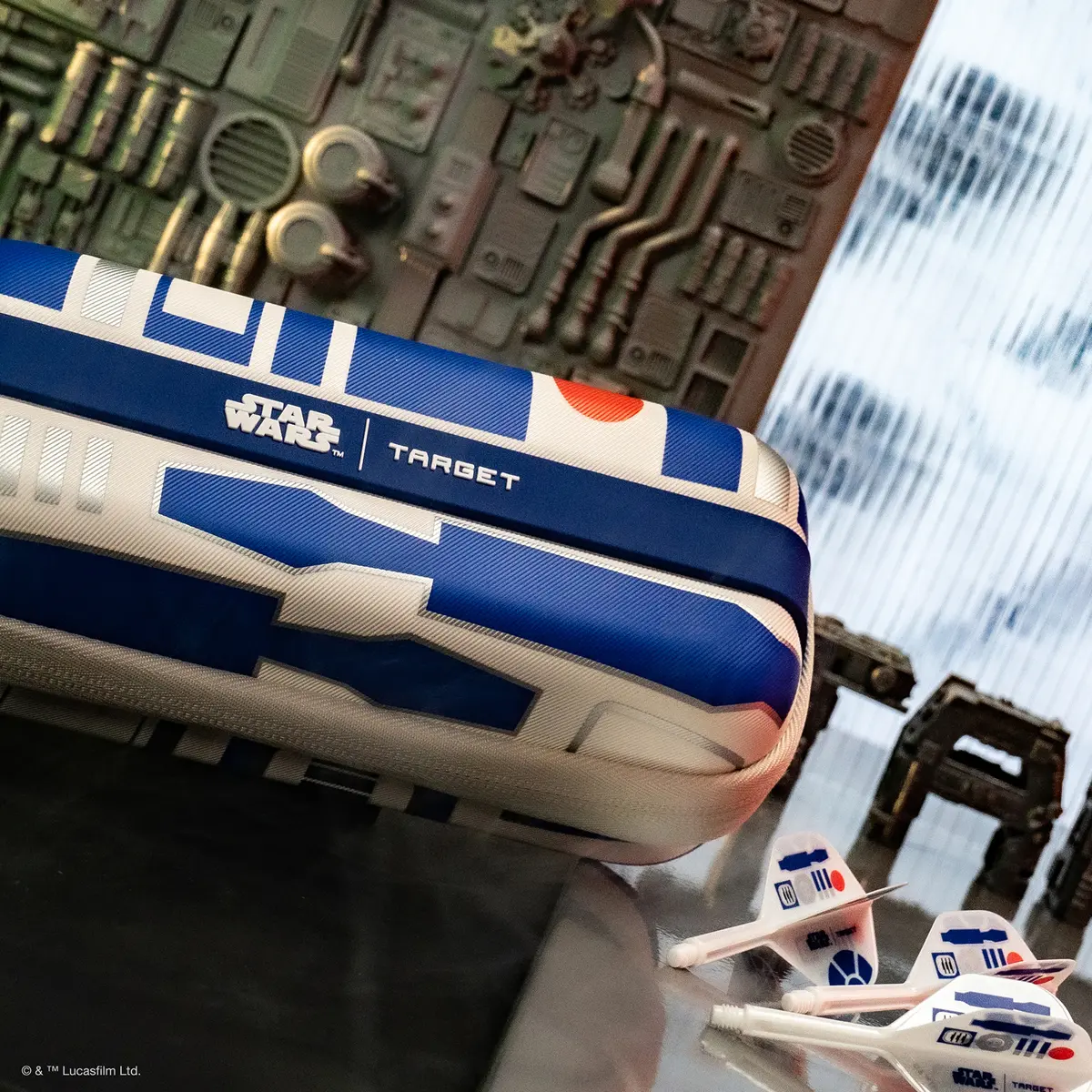 Target Star Wars R2-D2 BOA Dart Wallet im Star-Wars-Design mit passenden Darts in einer dynamischen Lifestyle-Ansicht.