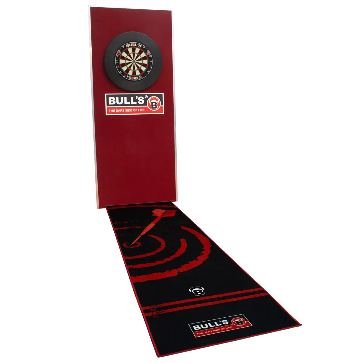 Komplettes Dart-Setup mit Bull's Dartteppich 140 Red und Dartscheibe an der Wand Dart Setup mit Bull's Carpet Mat 140 Red und montierter Dartscheibe – perfekt ausgerichtet für Turnierabstand
